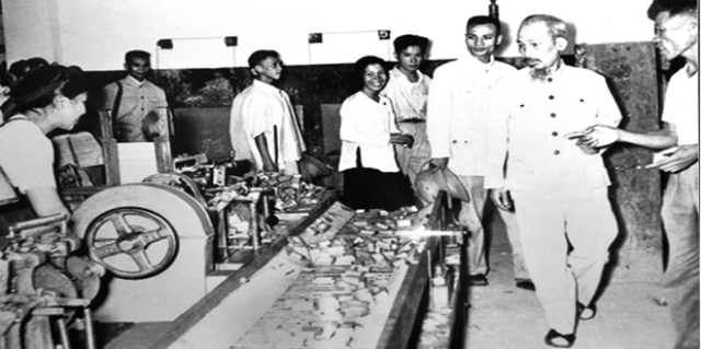 Bác Hồ đến thăm công nhân nhà máy diêm Thống nhất ngày 18/6/1956 (Ảnh: Bảo tàng Lịch sử Quốc Gia)