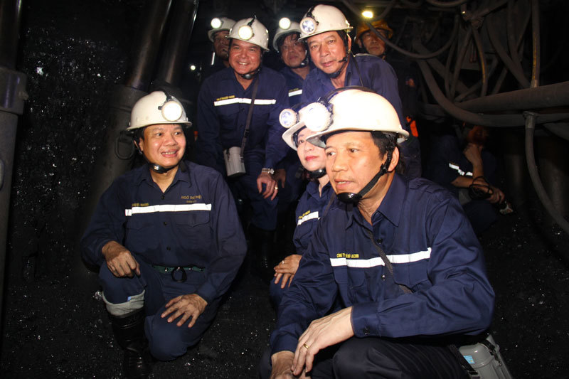 Bộ trưởng Trần Ngọc Dung thị sát nơi lao động tại hầm than