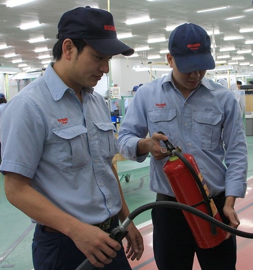 An toàn vệ sinh viên Công ty TNHH Nichirin Việt Nam (Bắc Giang) kiểm tra thiết bị phòng chống cháy, nổ của công ty.