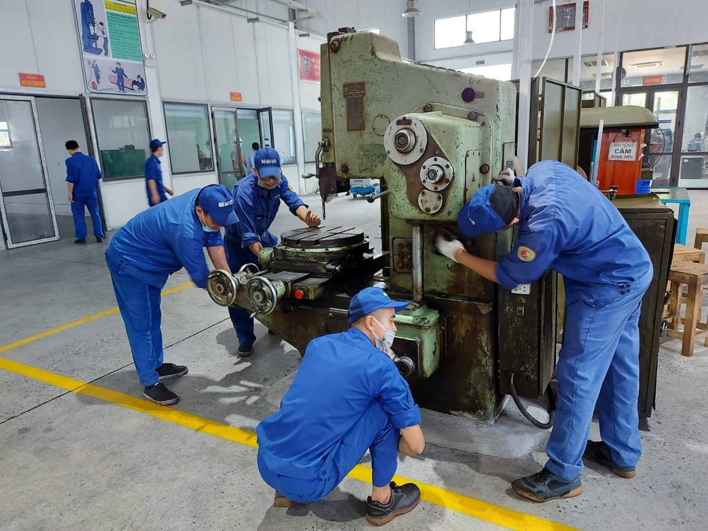 An toàn vệ sinh viên cùng thảo luận sửa máy tại Nhà máy Z129 (Tuyên Quang).