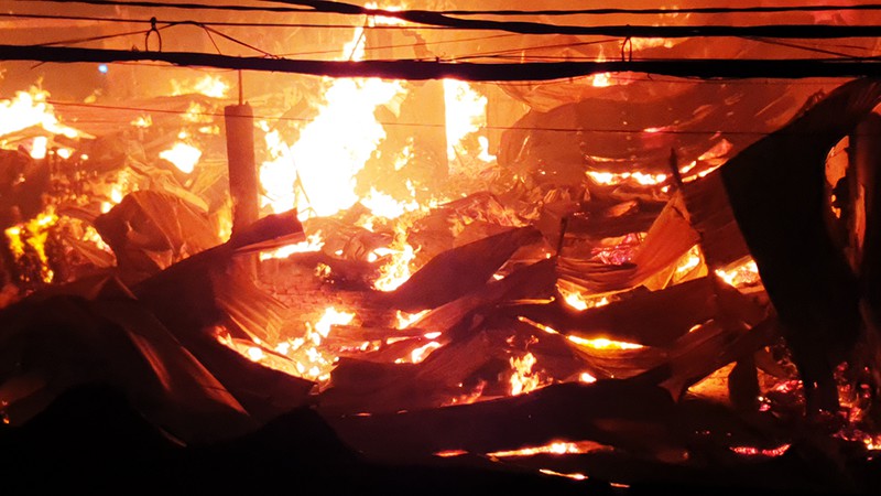 Hỏa hoạn bùng lên từ nhà xưởng ở phường Thạnh Xuân, quận 12 và lan rộng trong đêm. Ảnh: NT