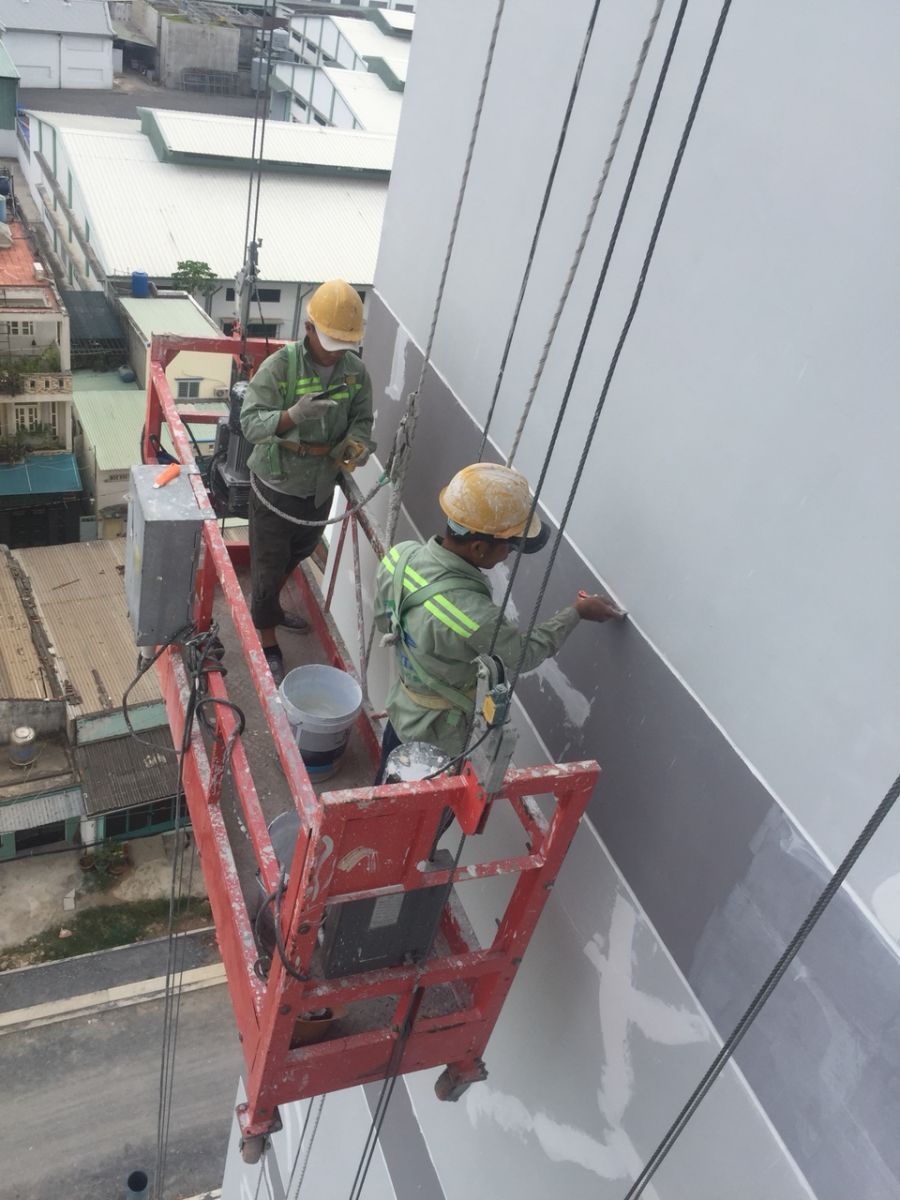 Cược mạng sống với nghề sơn tường nhà cao tầng ở Hà Nội